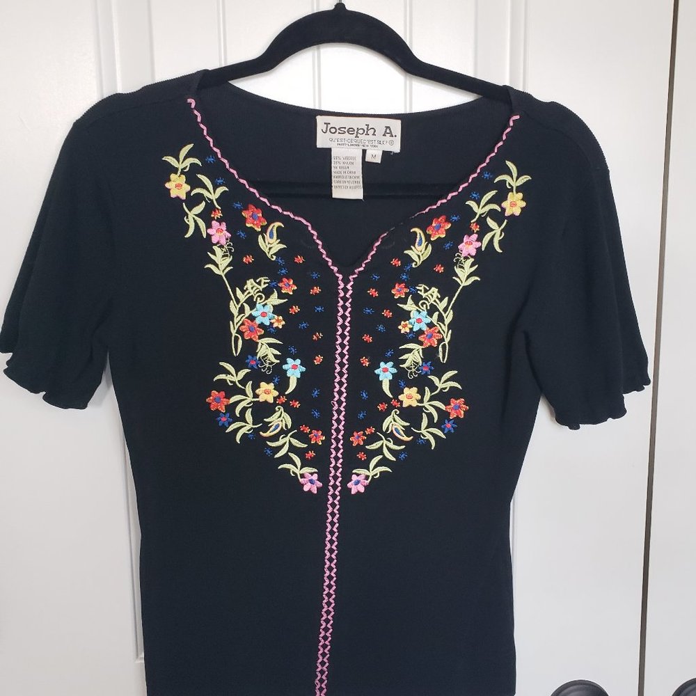 Joseph A Knit Short Sleeved Ladies M Blouse with embroidered flowers